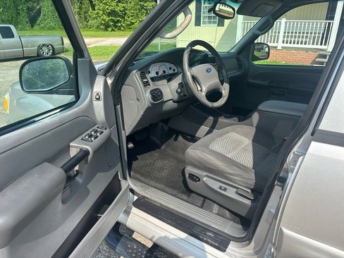 Used 2004 Ford Explorer Sport Trac 2WD image 10