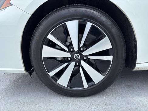 Used 2025 Nissan Altima 2.5 SV FWD image 30