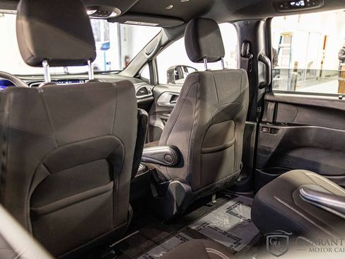Used 2022 Chrysler Pacifica Touring image 33