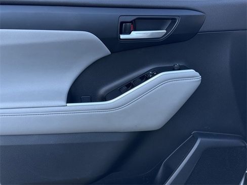 Used 2023 Toyota Highlander XLE image 28