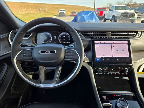 New 2025 Jeep Grand Cherokee Limited image 17