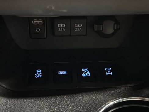 Used 2019 Toyota Highlander XLE AWD/4WD image 33