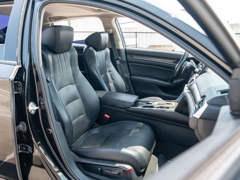 Used 2018 Honda Accord Touring image 16