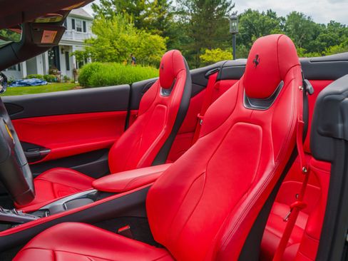 Used 2019 Ferrari Portofino RWD image 2