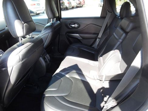 Used 2019 Jeep Cherokee Latitude Plus w/ Cold Weather Group AWD/4WD image 19