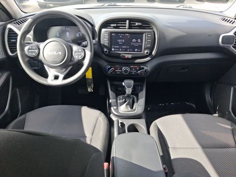 Used 2023 Kia Soul LX w/ LX Technology Package FWD image 7