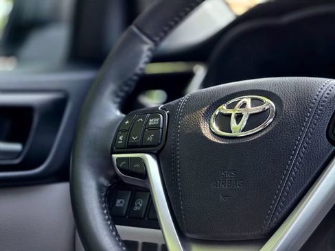 Used 2019 Toyota Highlander XLE AWD/4WD image 17