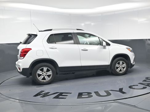 Used 2019 Chevrolet Trax LT w/ LT Convenience Package image 16