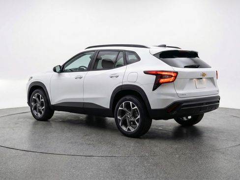 Used 2025 Chevrolet Trax LT FWD image 6