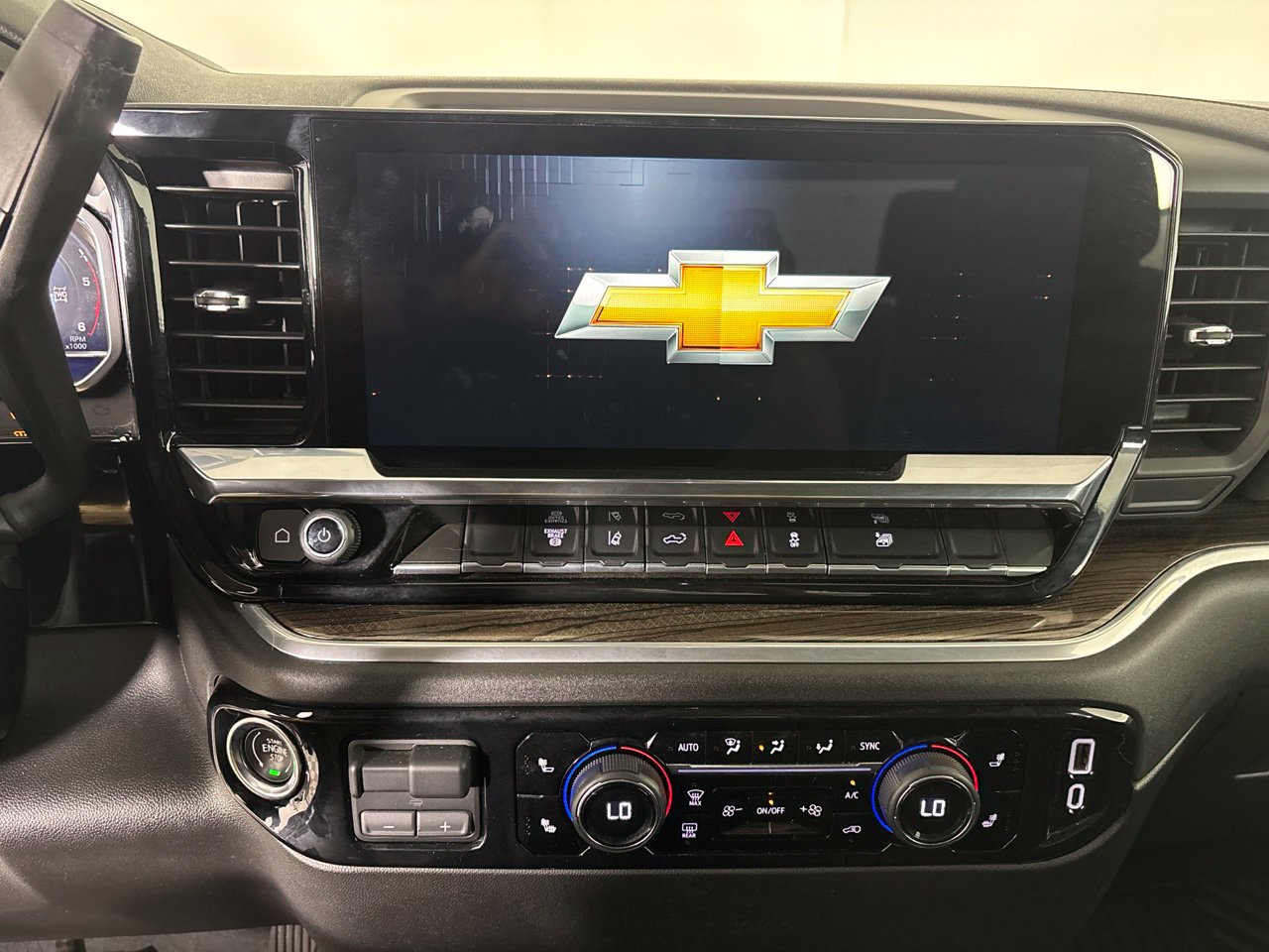 Used 2025 Chevrolet Silverado 2500 LT w/ Convenience Package AWD/4WD image 12