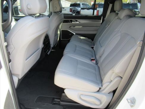 Used 2025 Jeep Wagoneer 4WD image 32