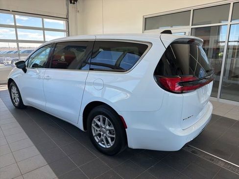 Used 2024 Chrysler Pacifica Touring-L image 3