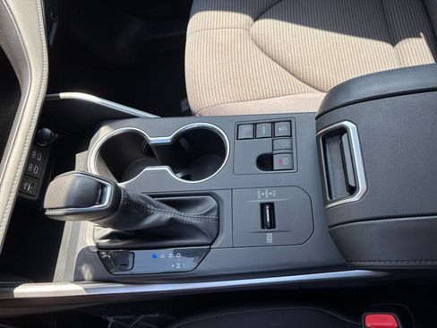Used 2025 Toyota Highlander LE FWD image 44