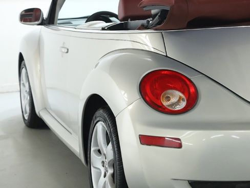 Used 2009 Volkswagen Beetle Blush image 6