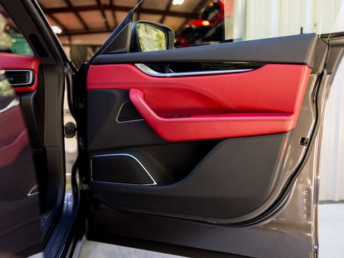 Used 2018 Maserati Levante GranSport image 12