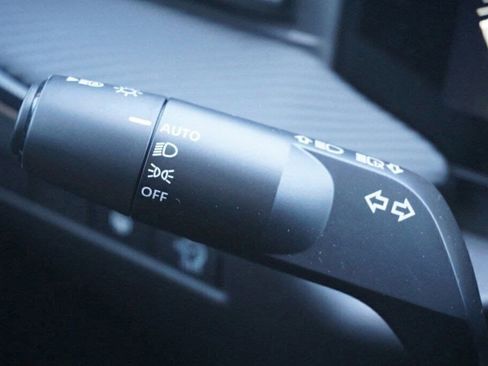 Certified 2025 Nissan Kicks SR image 25