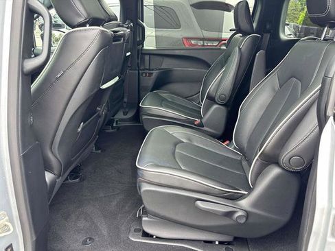 Used 2023 Chrysler Pacifica Limited w/ Uconnect Theater Family Group image 11