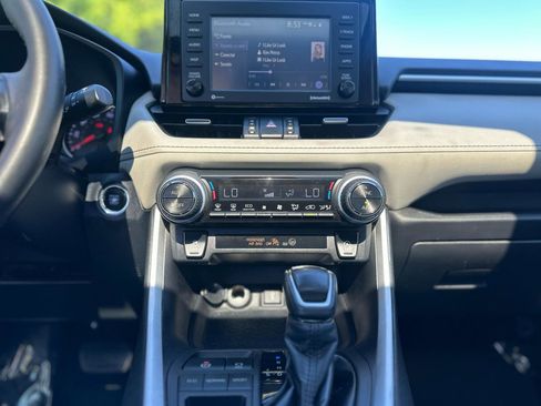 Used 2020 Toyota RAV4 XLE Premium FWD image 11