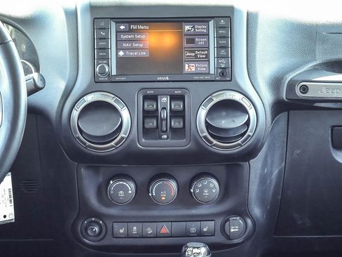 Used 2018 Jeep Wrangler Unlimited Sahara AWD/4WD image 7