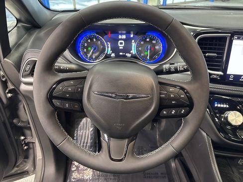 Used 2025 Chrysler Pacifica Limited image 16