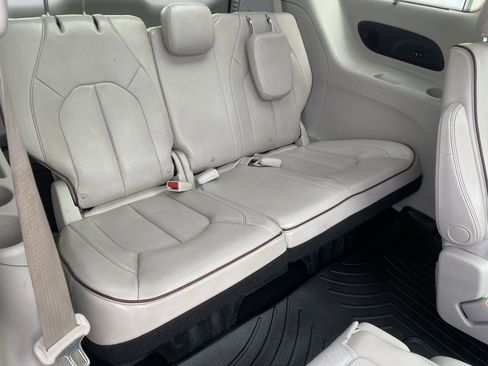 Used 2020 Chrysler Pacifica Limited image 7