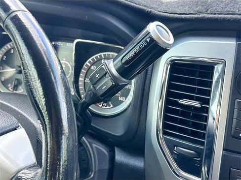 Used 2019 Nissan Titan SV w/ SV Convenience Package image 18