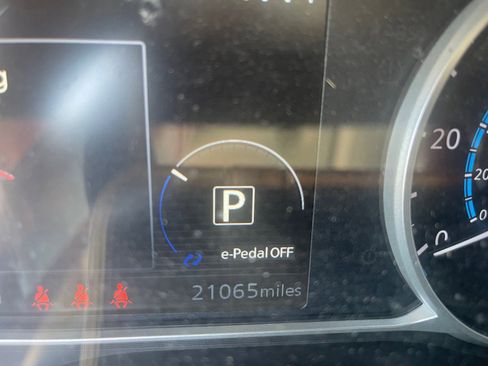 Used 2025 Nissan Leaf S image 5