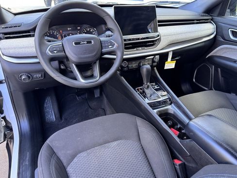 Used 2024 Jeep Compass Sport image 2