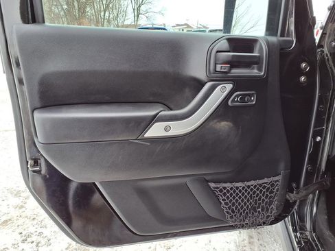 Used 2018 Jeep Wrangler Unlimited Rubicon w/ Connectivity Group image 23