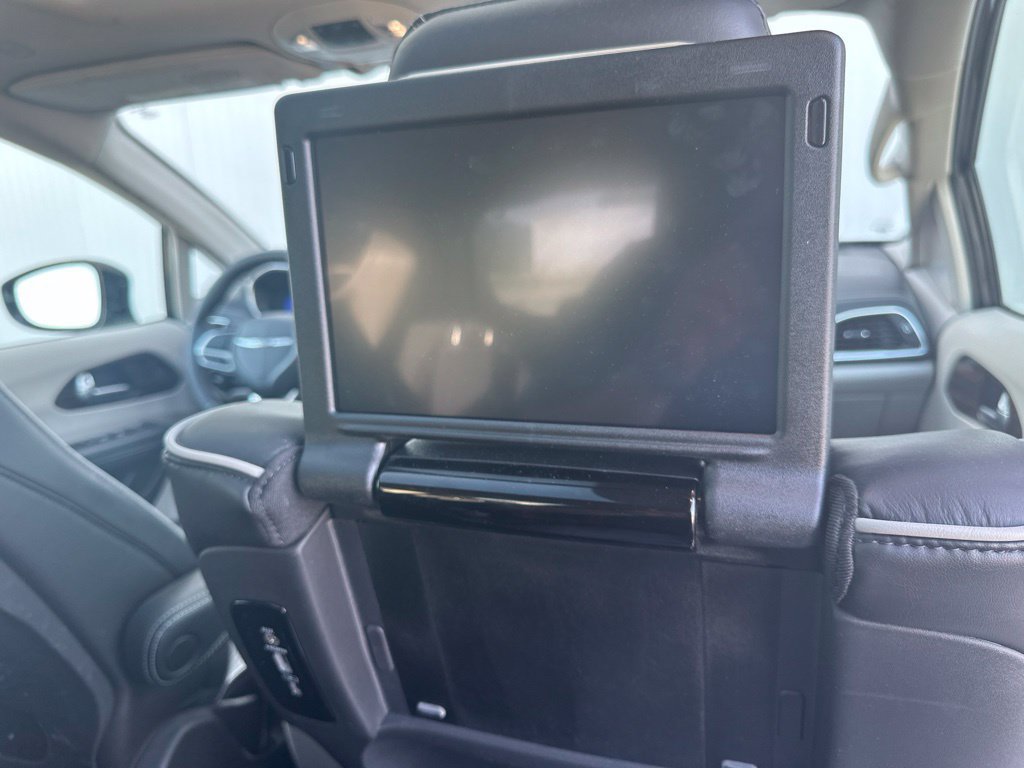 Used 2023 Chrysler Pacifica Limited w/ Uconnect Theater Family Group FWD image 33