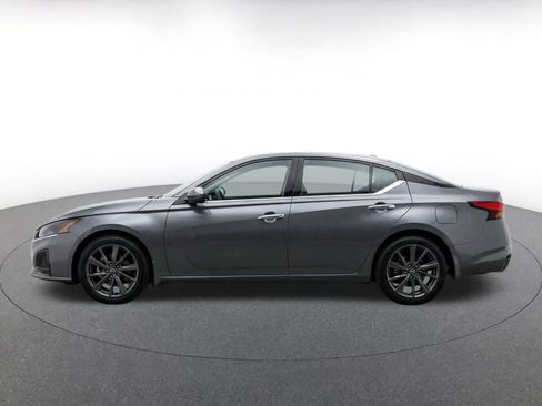 Used 2025 Nissan Altima 2.5 SV FWD image 4