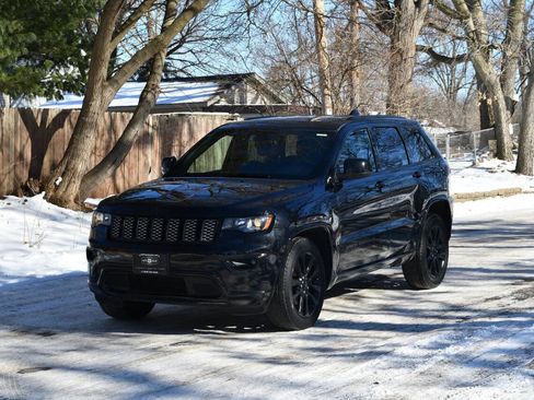 Used 2017 Jeep Grand Cherokee Altitude image 3