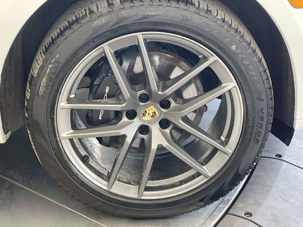 Certified 2025 Porsche Macan Turbo AWD/4WD image 14