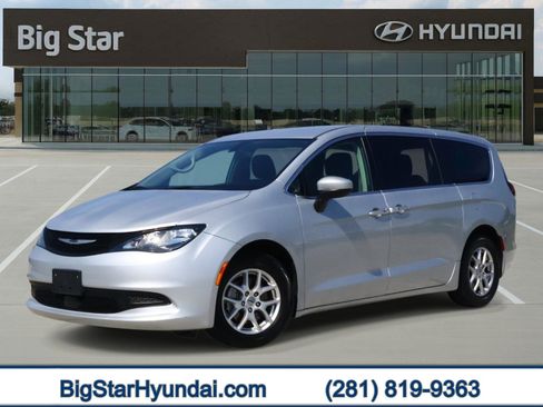 Used 2022 Chrysler Voyager LX FWD image 1