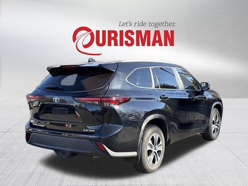 Used 2024 Toyota Highlander XLE image 2