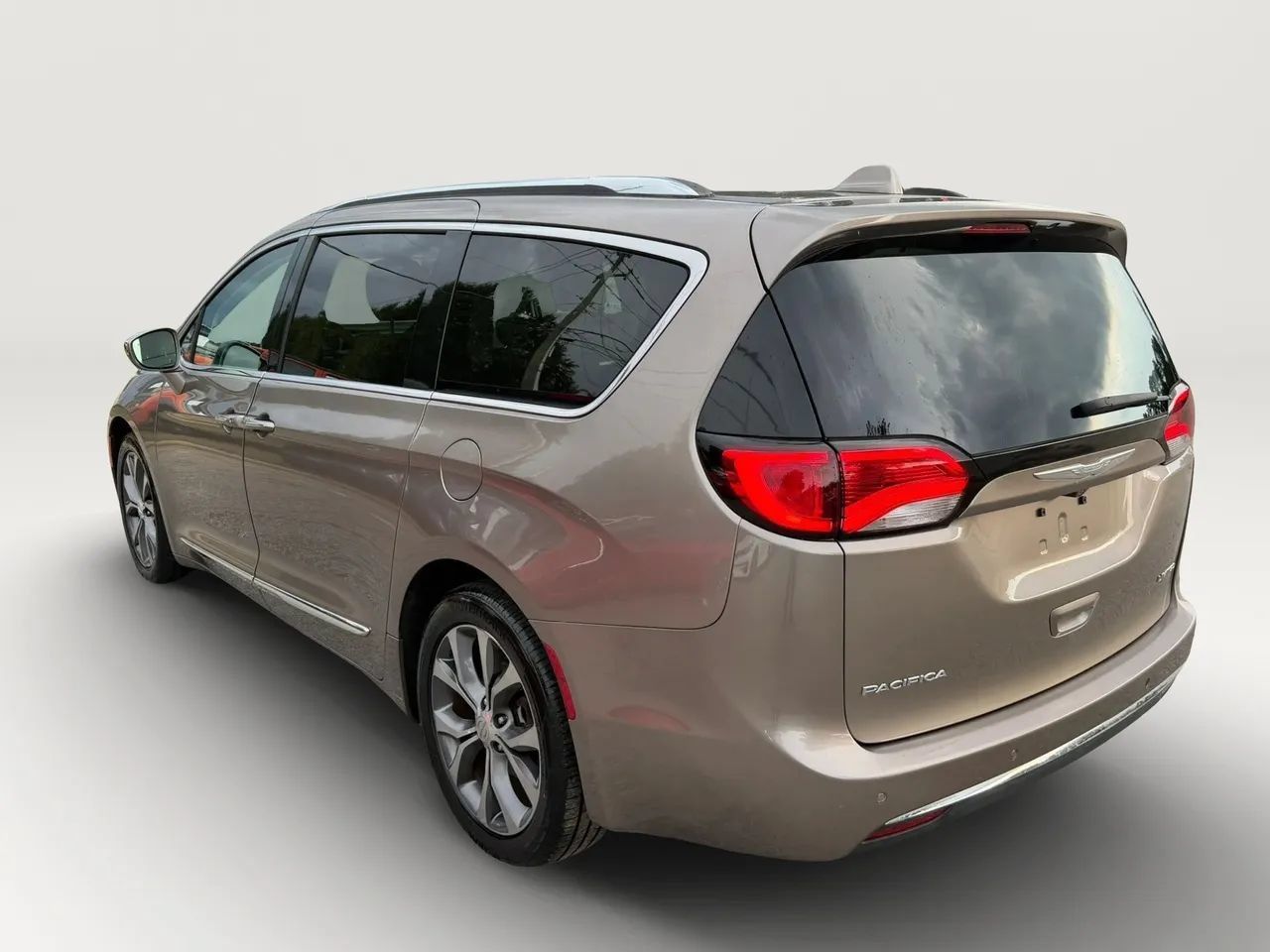 Used 2017 Chrysler Pacifica Limited FWD image 5