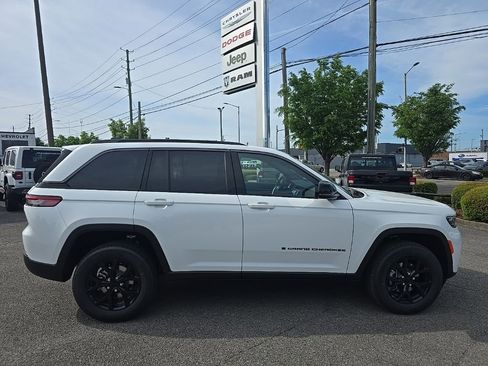 New 2026 Jeep Grand Cherokee Altitude RWD image 2