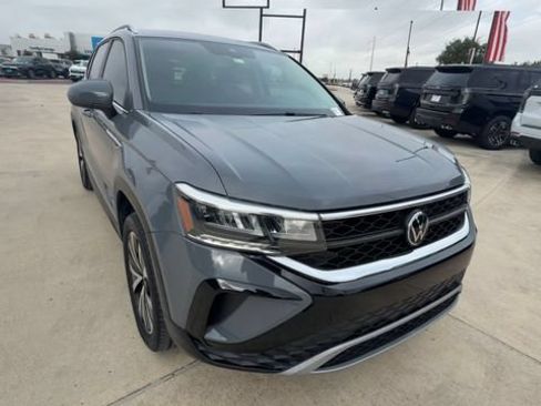 Used 2022 Volkswagen Taos SE AWD/4WD image 2
