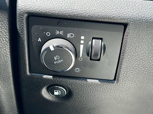 Used 2020 Jeep Grand Cherokee Laredo AWD/4WD image 32