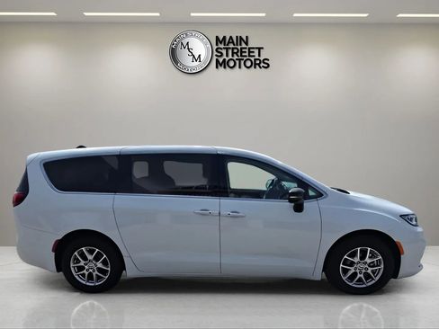 Used 2024 Chrysler Pacifica Touring-L FWD image 6