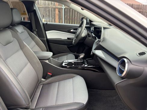 Used 2025 Chevrolet Trax LT image 36