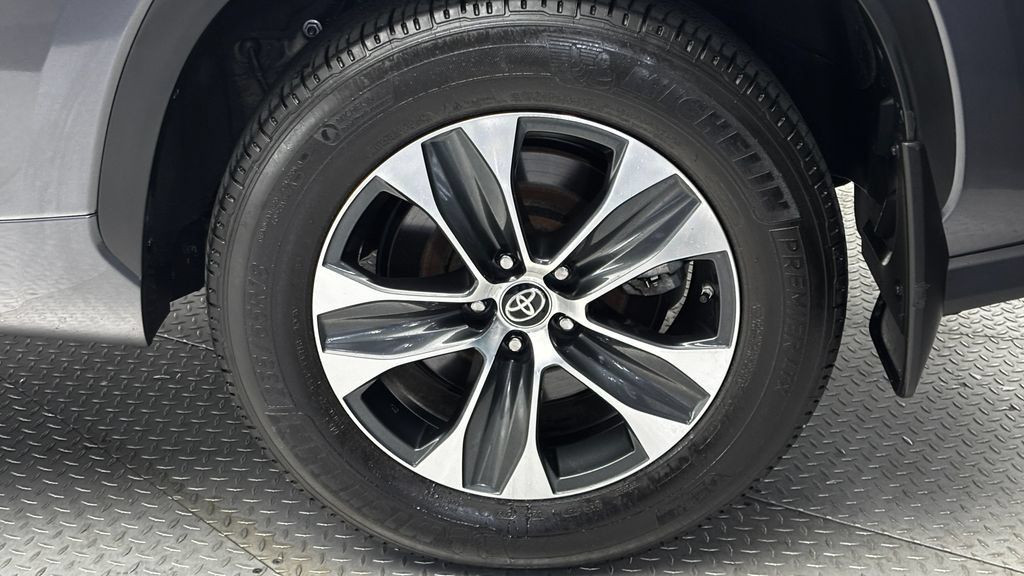 Used 2024 Toyota Highlander XLE AWD/4WD image 6