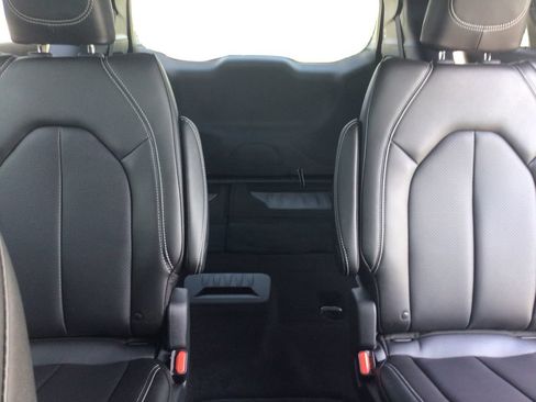 New 2027 Chrysler Pacifica Select AWD/4WD image 10