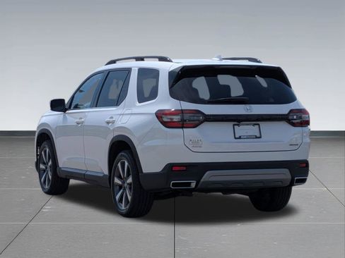 Certified 2024 Honda Pilot Touring image 3