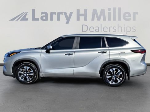 Used 2024 Toyota Highlander XLE image 2