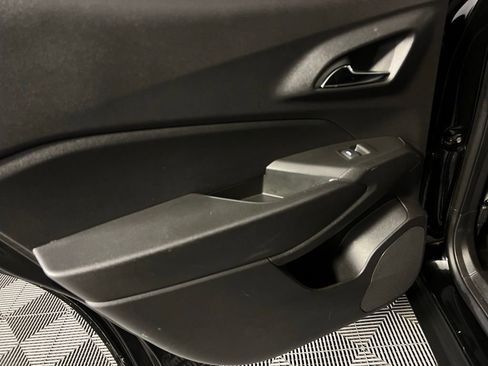 Used 2025 Chevrolet Trax LT w/ LT Convenience Package image 27