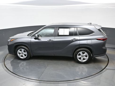 Used 2024 Toyota Highlander LE image 37