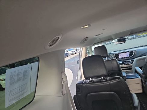 Used 2024 Chrysler Pacifica Touring-L image 59