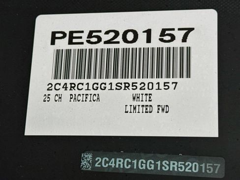 Used 2025 Chrysler Pacifica Limited FWD image 57