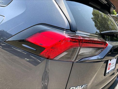 Used 2021 Toyota RAV4 LE image 25